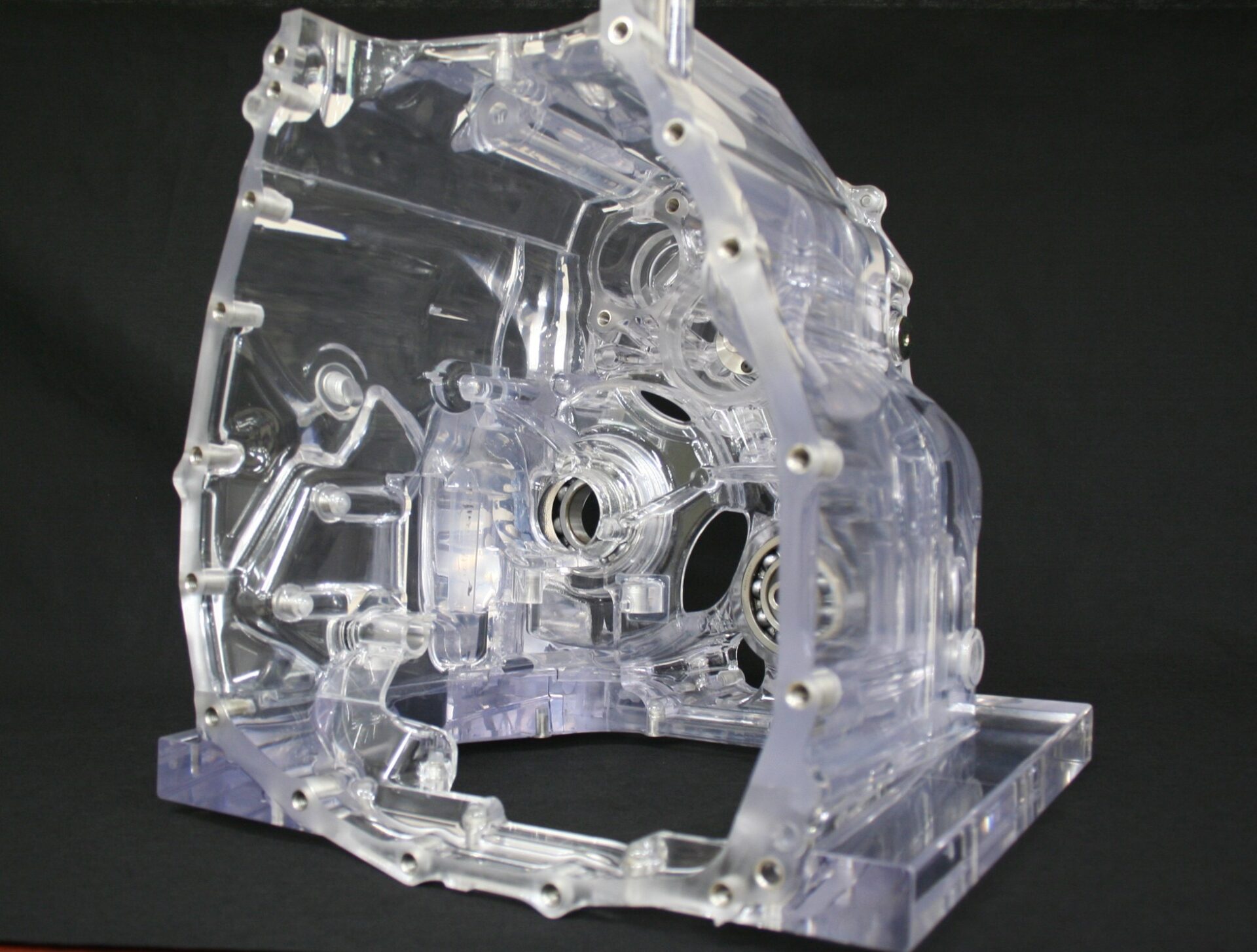 試作会社が製造した透明樹脂を使用した可視化モデル(切削加工)
